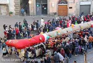 Viterbo - La calza della Befana più lunga del mondo