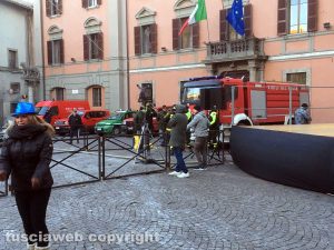 Viterbo - I preparativi per la Befana 115 in piazza del Comune 
