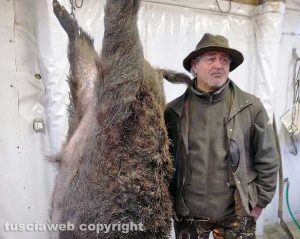 Grotte Santo Stefano - Il cacciatore Bruno Arconi uccide cinghiale di due quintali