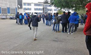 Viterbo - I ragazzi fatti evacuare dall'Itis