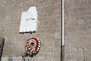 La corona di fiori ai caduti dei bombardamenti del 1944