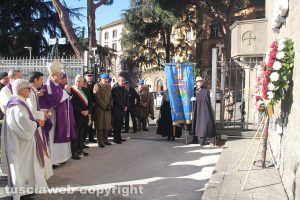La deposizione delle corone fuori San Francesco