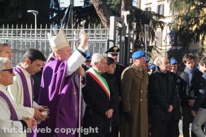 Il vescovo Fumagalli e il sindaco Michelini alla deposizione della corona di fiori