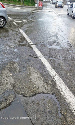 Viterbo - Lastra di ghiaccio sulla strada nei pressi dello stadio