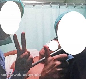 Perugia - Il selfie delle dottoresse in sala operatoria con Gino Pucciarelli semincosciente subito dopo l'intervento