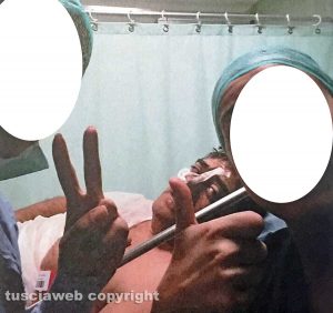 Perugia – Il selfie in sala operatoria con Gino Pucciarelli semincosciente subito dopo l’intervento
