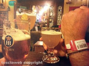 La mano di Gino Pucciarelli mentre stringe un bicchiere di birra la sera prima dell'operazione
