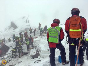 Tragedia a Rigopiano, valanga sull'hotel - Soccorritori al lavoro