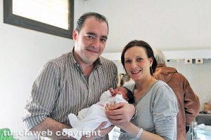 Luisa Chiatti con i neogenitori Roberto Chiatti e Loredana Bartoloni