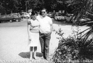 Viterbo - Come eravamo 1970 - Loretta Vitangeli e Sandro Borghetti nel piazzale delle Terme
