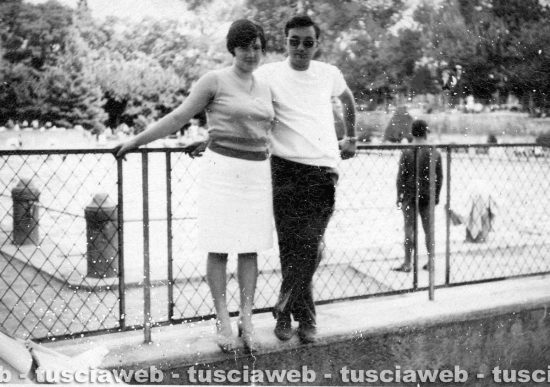 Viterbo - Come eravamo 1970 - Loretta Vitangeli e Sandro Borghetti sul bordo della piscina comunale