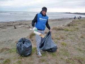 Tarquinia - I volontari di Fare verde ripuliscono la spiaggia delle Saline 