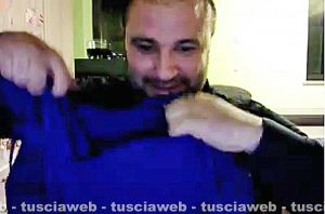 Un fotogramma del video postato - Simone Di Serio mostra la felpa strappata