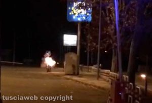 Civita Castellana - Allarme bomba - L'intervento dei carabinieri e artificieri - La valigia viene fatta brillare