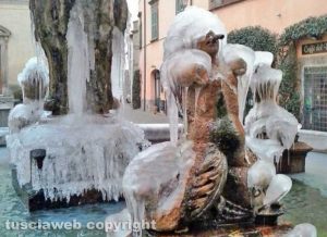 Tuscania - La fontana del Duomo coperta di ghiaccio (Barbara Scarici)