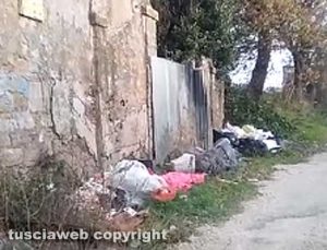 Viterbo - Rifiuti sulla strada che costeggia la Tangenziale Ovest