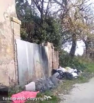 Viterbo - Rifiuti sulla strada che costeggia la Tangenziale Ovest