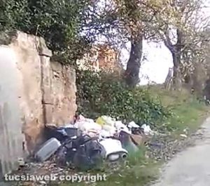 Viterbo - Rifiuti sulla strada che costeggia la Tangenziale Ovest