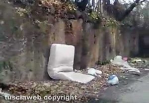 Viterbo - Rifiuti sulla strada che costeggia la Tangenziale Ovest