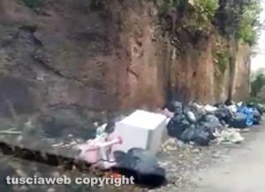 Viterbo - Rifiuti sulla strada che costeggia la Tangenziale Ovest