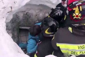 Farindola - Hotel Rigopiano - I vigili del fuoco estraggono vivo un bambino