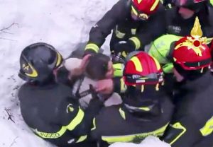 Farindola - Hotel Rigopiano - I vigili del fuoco estraggono viva la mamma