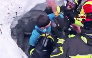 Farindola - Hotel Rigopiano - I vigili del fuoco estraggono vivo un bambino