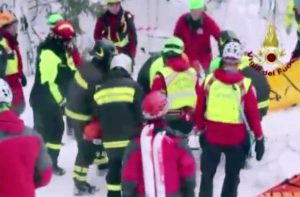 Farindola - Hotel Rigopiano - I vigili del fuoco estraggono viva la mamma