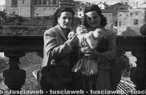 La signora Silvia nei giardini del Comune