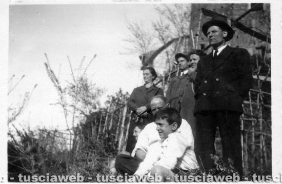 Viterbo - Come eravamo anni '30 - Foto di gruppo della famiglia Cappelli negli orti di via San Clemente