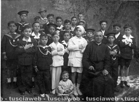 Viterbo - Come eravamo 1930 circa - Foto di gruppo con don Oreste Guerrini