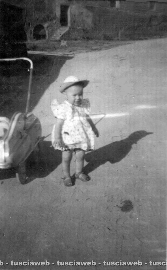Viterbo - Come eravamo 1953 - Bambina con carrozzino in Via Faul. 