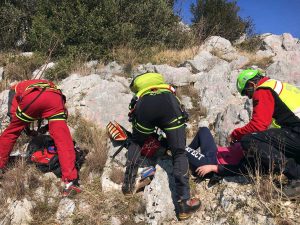 Sora - Va a fare un'escursione in montagna e si ferisce