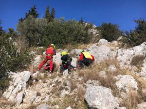Sora - Va a fare un'escursione in montagna e si ferisce