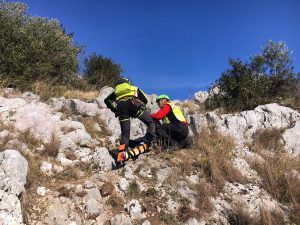 Sora - Va a fare un'escursione in montagna e si ferisce