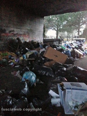 Viterbo - Rifiuti in strada Castiglione