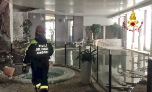Farindola - l'hotel Rigopiano sommerso dalla neve - I soccorsi
