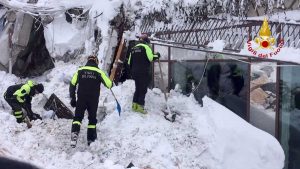 Farindola - L'hotel Rigopiano sommerso dalla neve - I soccorsi