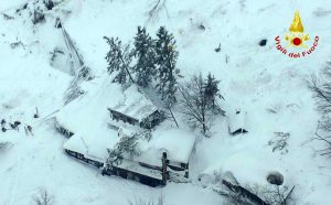 Farindola - l'hotel Rigopiano sommerso dalla neve
