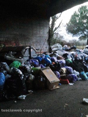 Viterbo - Rifiuti in strada Castiglione