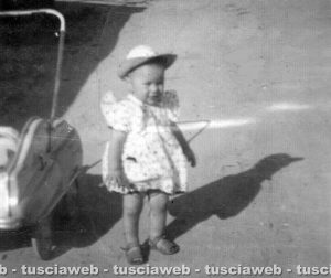 Viterbo - Come eravamo 1953 - Bambina con carrozzino in Via Faul.