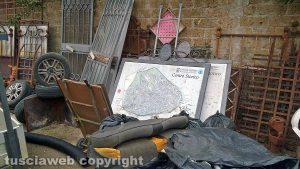 Viterbo - Cartelloni con la mappa di Viterbo da un robivecchi