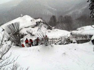 Valanga in Abruzzo - Il Soccorso alpino e speleologico in azione all'hotel Rigopiano