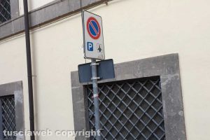 Viterbo - Il divieto davanti alla banca d'Italia