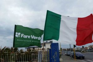 La bandiera italiana e quella di Fare verde