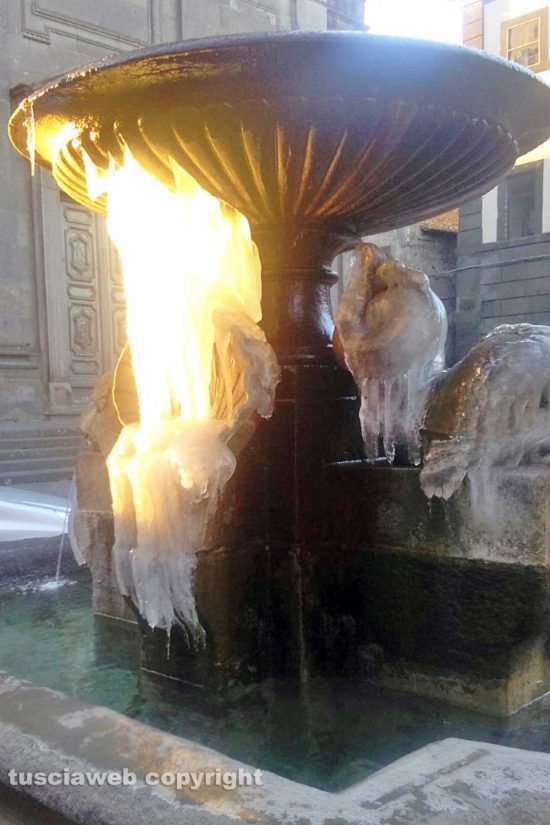 fontana-con-ghiaccio-e-luce