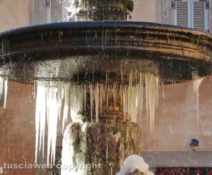 Tuscania - Fontana del duomo ghiacciata