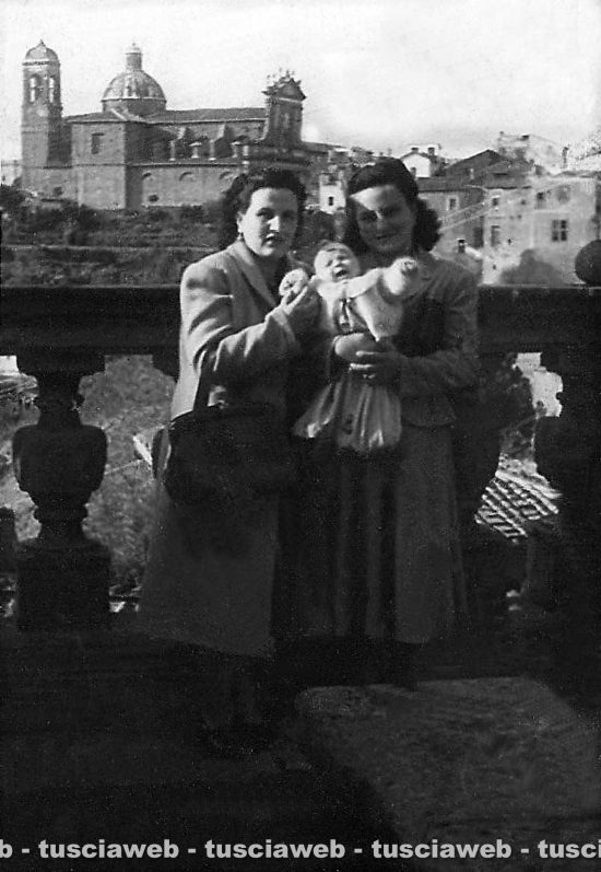 La signora Silvia nei giardini del Comune