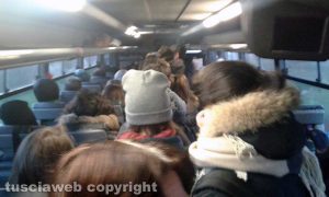 Studenti stipati nel corridoio del pullman Cotral