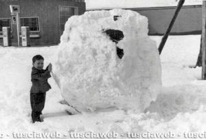 Viterbo - Come eravamo 1956 - Il bambino Fausto gioca con la neve